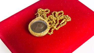 Kırmızı kutu üzerinde altın kolye