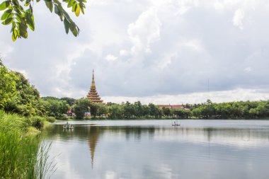 Kaen Nakhon Gölü bir gün önce yağmur.