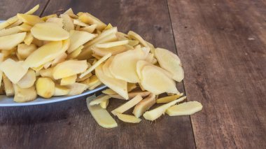 Ahşap bir masa üzerinde bir tabakta zencefil