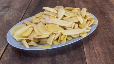 Ahşap bir masa üzerinde bir tabakta zencefil