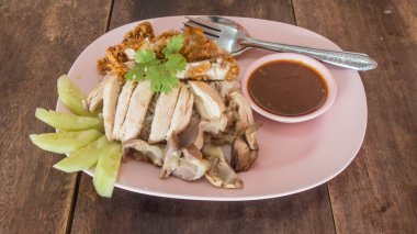 Fried Chicken karışımı tavuk ve pirinç plaka üzerinde ahşap masa.