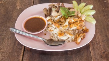 Fried Chicken karışımı tavuk ve pirinç plaka üzerinde ahşap masa.