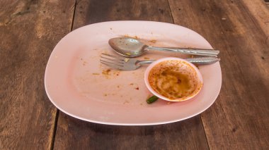 Dışarıda yemek yemek için pembe boş levha.