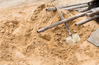 Kürek ve bambu bir inşaat sahasında Kuru toprak yığını üzerinde