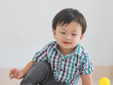 Gülümseyen bir çocuk portresi