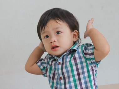 Dans ellerini yükselterek güzel mutlu çocuk