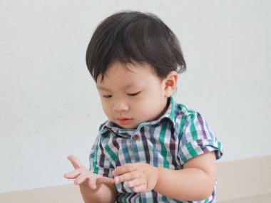 Çocuk parmak sayıldı