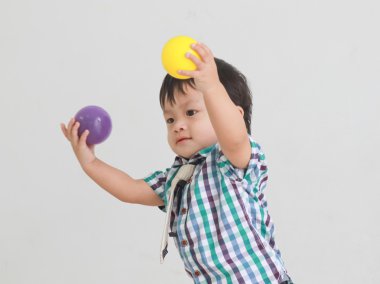 bir top oynayan bir çocuk