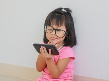 cep telefonu keşfetmeye meraklı bebek toddler