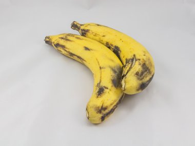 Beyaz arka plan üzerinde eski muz.