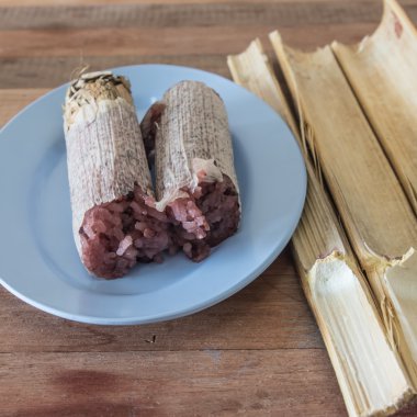 Ahşap masa üzerinde çanak bambu eklemlerde yapışkan pirinç kavrulmuş