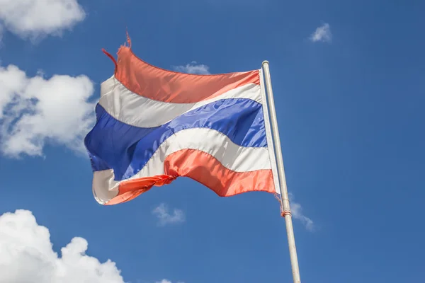 Tajska flaga Tajlandii z niebieskim tle nieba — Zdjęcie stockowe