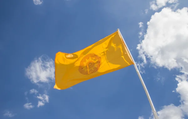 Banderas budistas con fondo azul del cielo — Foto de Stock