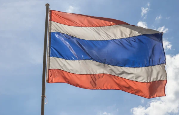 Thaise vlag van Thailand met blauwe lucht achtergrond — Stockfoto