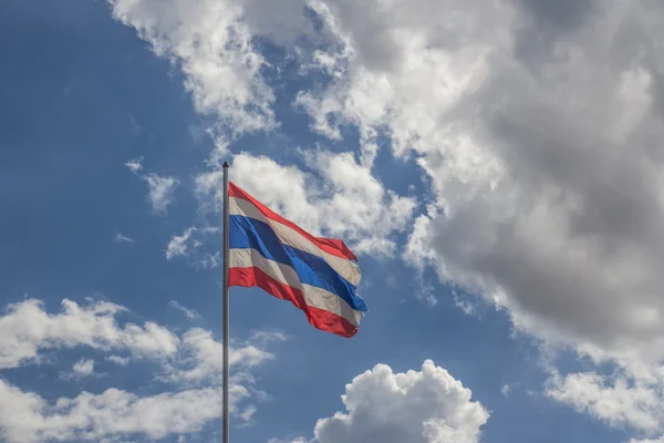 Thaise vlag van Thailand met blauwe lucht achtergrond — Stockfoto