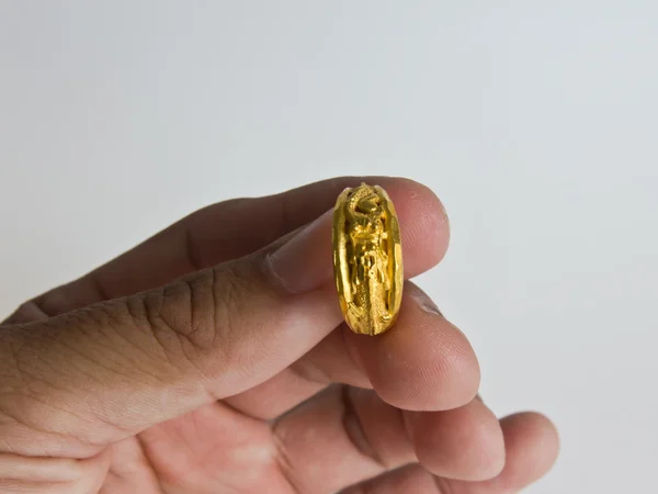 一握りの白い背景の上の金の指輪 — ストック写真
