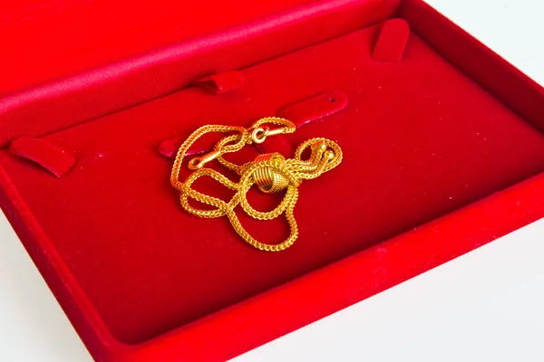 赤い箱の金のネックレス — ストック写真