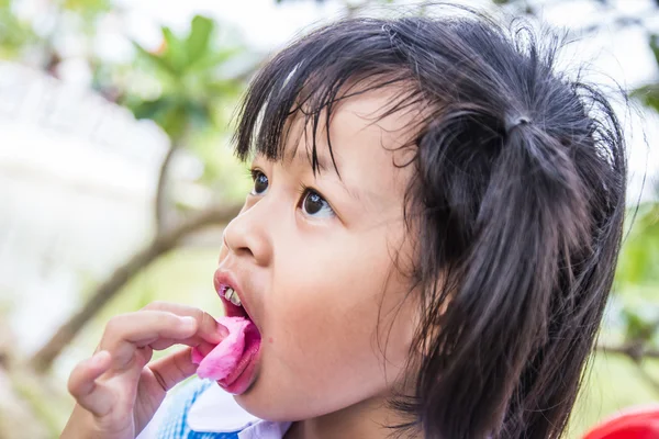 Kids eating cotton candy — Stock Photo, Image