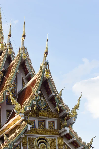 Roi de Nagas sur les églises de Saengarrun temples khonkaen ville — Photo