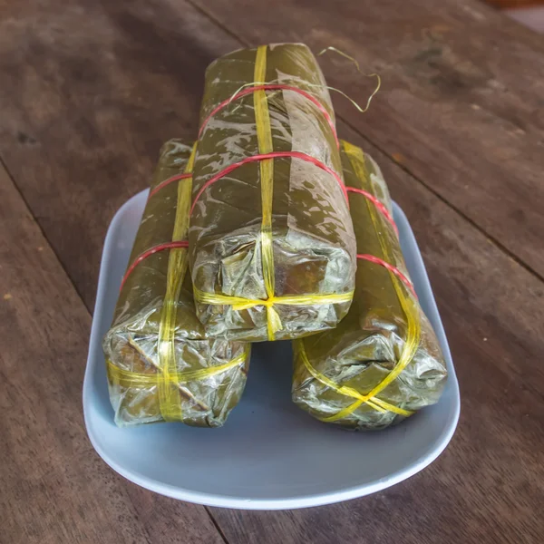 Hall för mooyor i bananblad, placeras på ett träbord. — Stockfoto