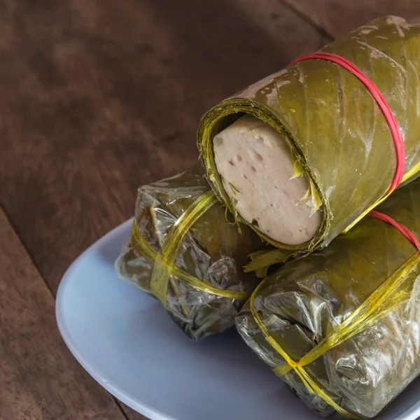 Hall för mooyor i bananblad, placeras på ett träbord. — Stockfoto