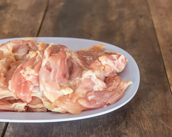 Pedaço de carne crua de frango na mesa de madeira . — Fotografia de Stock