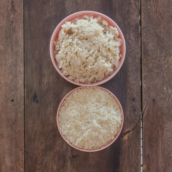 El arroz a ella en la taza sobre la mesa de madera . —  Fotos de Stock