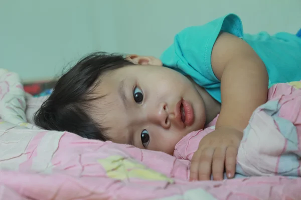 Jonge jongen nauwelijks wakker — Stockfoto