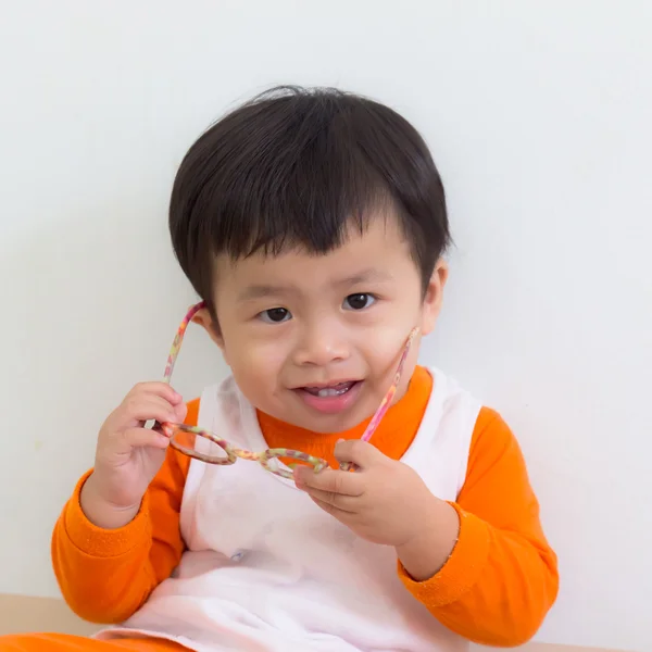 Asiatico ragazzo rimosso la sua occhiali e sorriso . — Foto Stock