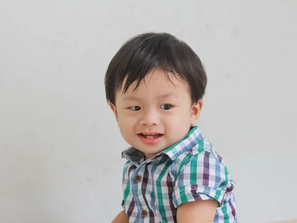 Um retrato de um menino sorridente — Fotografia de Stock