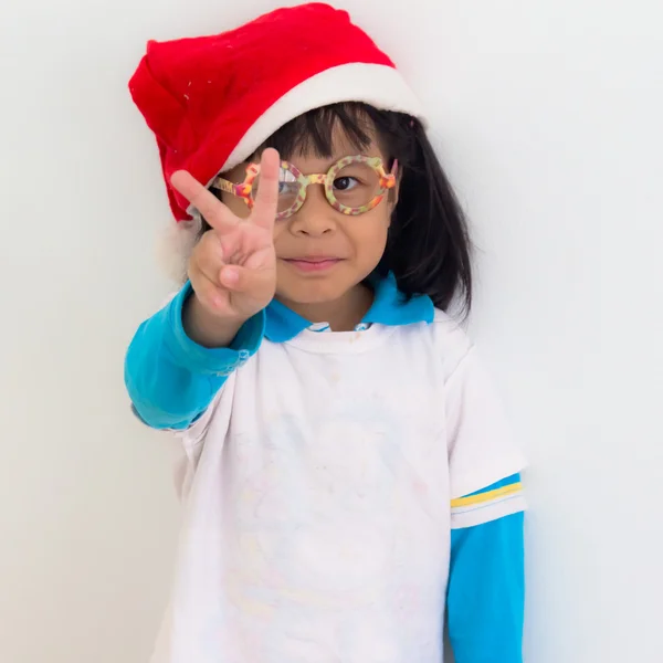 Πορτρέτο του ένα μικρό χαριτωμένο κορίτσι Χριστούγεννα δύο δάχτυλα προς τα πάνω — Φωτογραφία Αρχείου