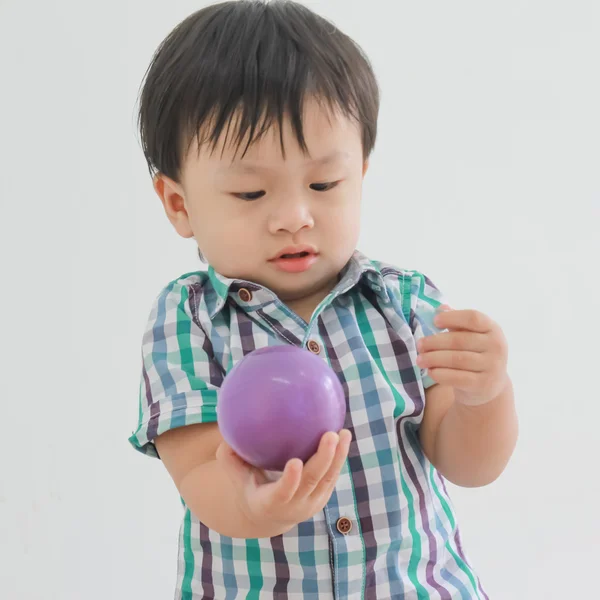 Un bambino che gioca con una palla — Foto Stock