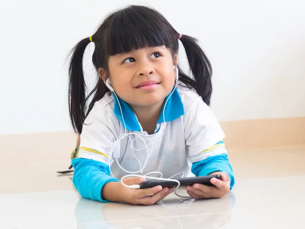 Kız, dinle müzik keyfi için.