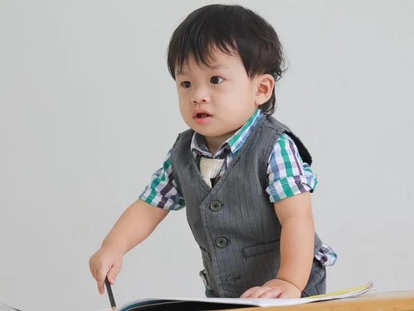 Retrato de escrita menino bonito — Fotografia de Stock