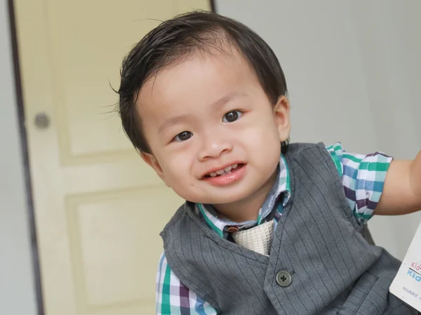 Um retrato de um menino sorridente — Fotografia de Stock