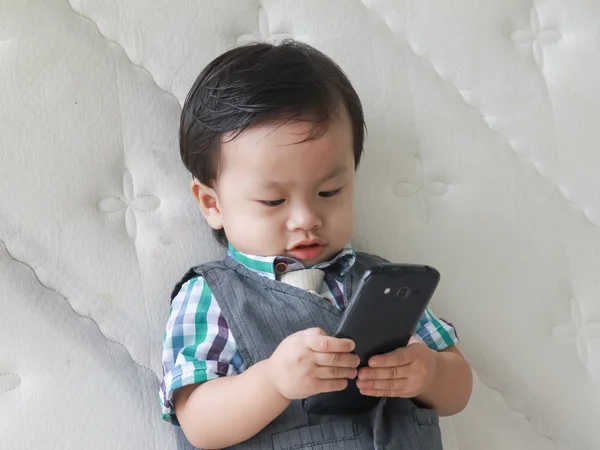 携帯電話を探るの好奇心が強い赤ちゃん幼児 — ストック写真