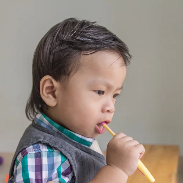 幼儿刷牙 — 图库照片