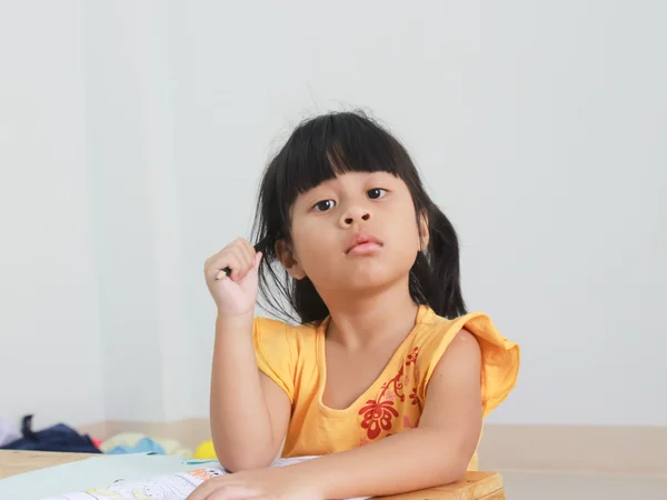 Mignonne petite fille heureuse écrire quelque chose dans son carnet — Photo