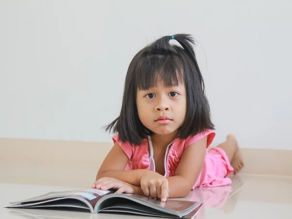 Leitura infantil — Fotografia de Stock