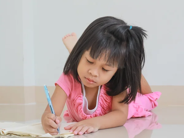 Children are learning to write carefully — Stock Photo, Image