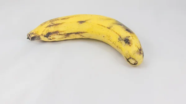 Stary banan na białym tle. — Zdjęcie stockowe