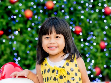 Noel ağacı yanında küçük kız