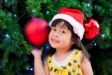 Noel Baba şapkası, gözleri odaklanmak, küçük kız