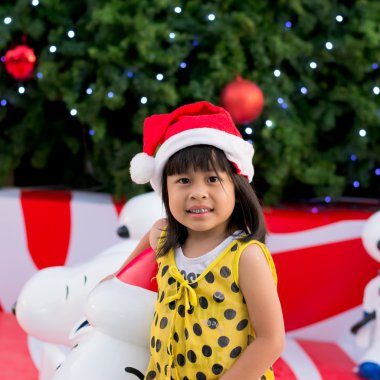 Noel Baba şapkası, küçük kız