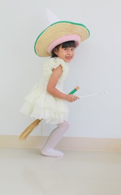 bir süpürge ile küçük cadı