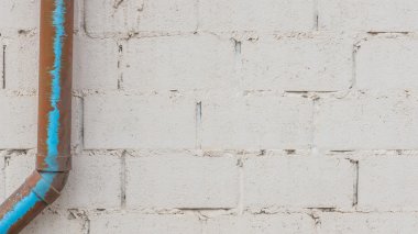 Yan borular ile beyaz bir duvar arka plan.