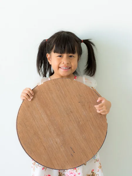 Dívka drží kus dřeva a s úsměvem. — Stock fotografie