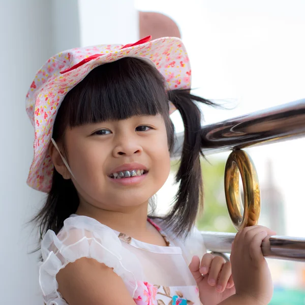 Asiática niña usar sombrero y sonriendo — Foto de Stock