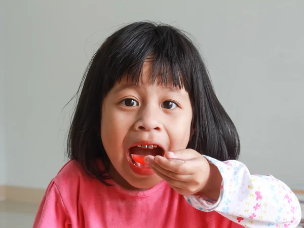 女の子食べる水薬剤 — ストック写真