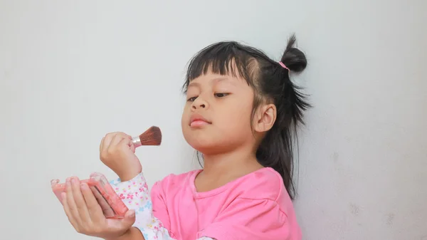 Azjatyckie dziewczyny są makijaż. — Zdjęcie stockowe